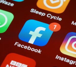 Facebookin logo älypuhelimen näytöllä